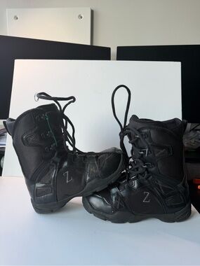 SnowJam Zuma SD Snowboard Boot Sze 9 Men's Black Soft Flex Traditional Lace